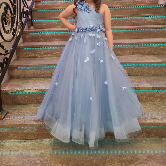 🤩Beautiful Girls Blue Gown perfect for a special occasion or photoshop - Picture 3 of 3